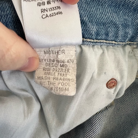 Mother Jeans. Mid Rise Dazzler Ankle Fray in Reading By The Pool. Size 32 - Picture 8 of 10